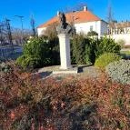 Luxemburgi Zsigmond mellszobor Hatvan - Egyéb