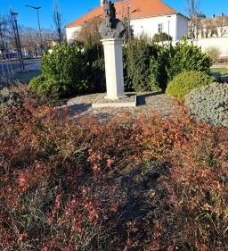 Luxemburgi Zsigmond mellszobor