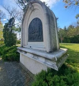 Szent István király és Szent Imre herceg emlékmű