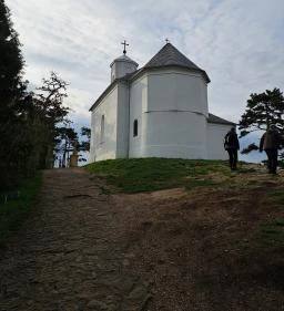 Szent Mihály kápolna és domb