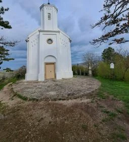 Szent Mihály kápolna és domb