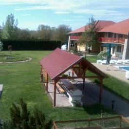 Wellness Hotel Katalin Gyenesdiás - Medence/kert