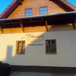 Malomkert Hotel étterme, Nagybörzsöny - Külső kép