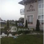 Kincsem Wellness Hotel Kisbér - Medence/kert