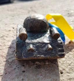 Kolodko: Szomorú tank miniszobra