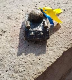 Kolodko: Szomorú tank miniszobra