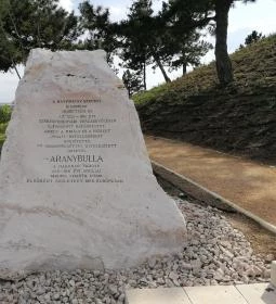 Aranybulla-emlékmű