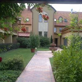 Mesés Shiraz Hotel Egerszalók - Medence/kert