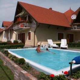 Familia Apartmanház Balatonmáriafürdő - Medence/kert