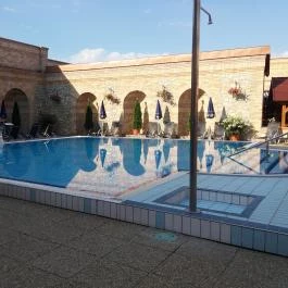 Hotel Kapitány Superior Wellness Sümeg - Medence/kert