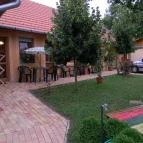Estike Apartman Gyula - Medence/kert