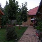 Estike Apartman Gyula - Medence/kert