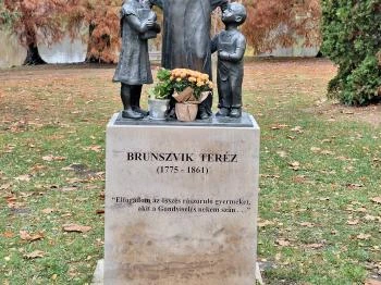 Brunszvik Teréz szobra Martonvásár