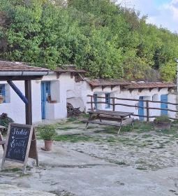 Sáfrány Kert és Egerszalóki Barlanglakások