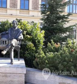 Gróf Festetics György ülőszobra