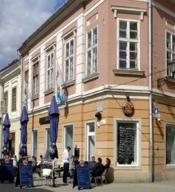 Déjá Vu Cafe, Restaurant & Bar