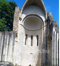 Vértesszentkereszti bencés apátsági templomrom