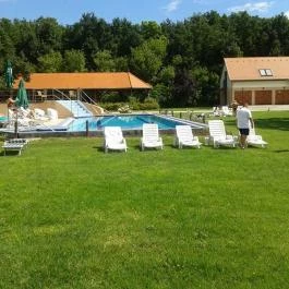 Zichy Park Hotel Bikács - Medence/kert