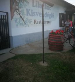 Lilaakác Kisvendéglő
