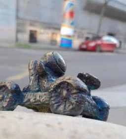 Kolodko: Holdjáró miniszobor