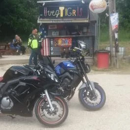 Üvegtigris Büfé, Tinnye - Egyéb