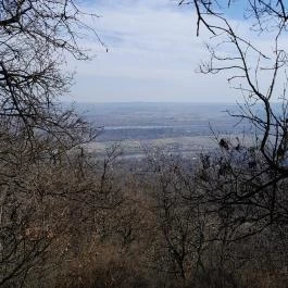 Vörös-kő, Tahitótfalu - Egyéb