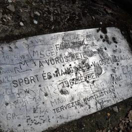 Vörös-kő, Tahitótfalu - Egyéb