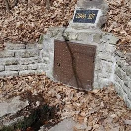 Vörös-kő, Tahitótfalu - Egyéb