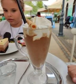 Zsúr Café & Fagylaltozó