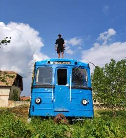 A Földből kitörő metrókocsi