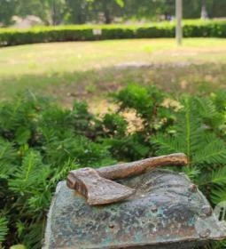 Kolodko: A balta miniszobor