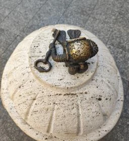 Kolodko: Búvár és a kulcs miniszobor