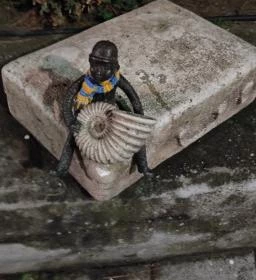 Kolodko: Utcazenész miniszobor