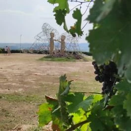 Love by Milov - Szeretet szobor Vál - Egyéb