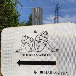 Love by Milov - Szeretet szobor Vál - Egyéb