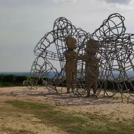 Love by Milov - Szeretet szobor Vál - Egyéb