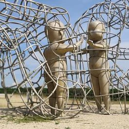 Love by Milov - Szeretet szobor Vál - Egyéb