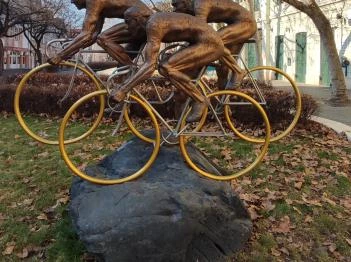 Ötkarikás szobor Békéscsaba