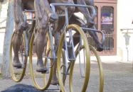 Ötkarikás szobor Békéscsaba