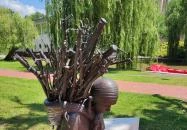 Rőzsehordó nő-szobor Békéscsaba