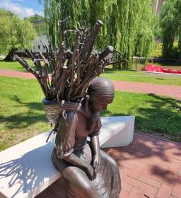 Rőzsehordó nő-szobor