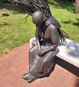 Rőzsehordó nő-szobor