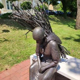 Rőzsehordó nő-szobor Békéscsaba - Egyéb