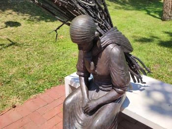 Rőzsehordó nő-szobor Békéscsaba