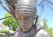 Rőzsehordó nő-szobor Békéscsaba