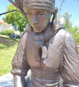 Rőzsehordó nő-szobor