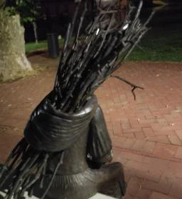 Rőzsehordó nő-szobor