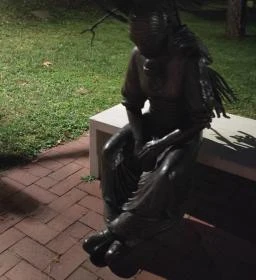 Rőzsehordó nő-szobor