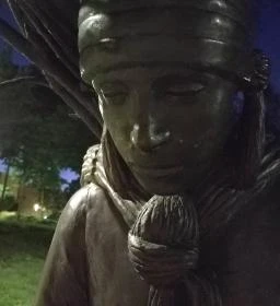 Rőzsehordó nő-szobor