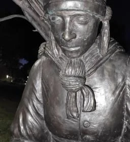 Rőzsehordó nő-szobor